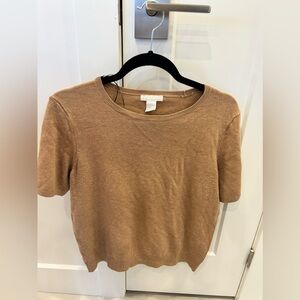 Super light ribbed t-shirt. Great for everyday or office. Round neck. Not crop.